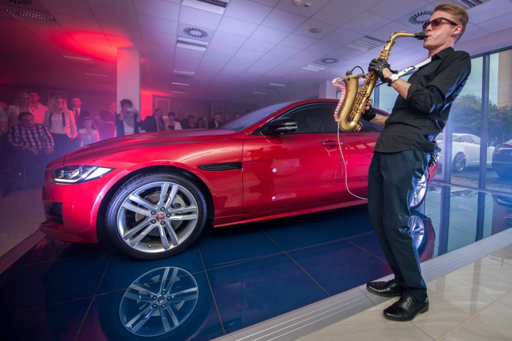 Saxofonista DeeSaxx hraje na firemní prezentaci nového automobilu, saxofonista pro firemní eventy v Brně