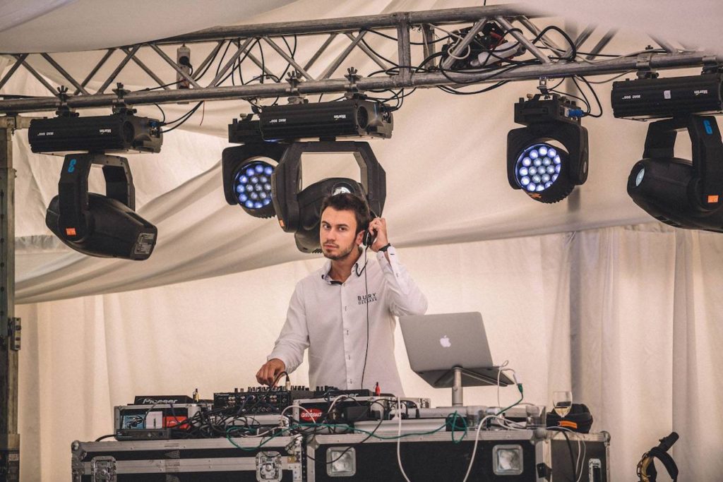 dj se sluchátky vystupující na firemní akci