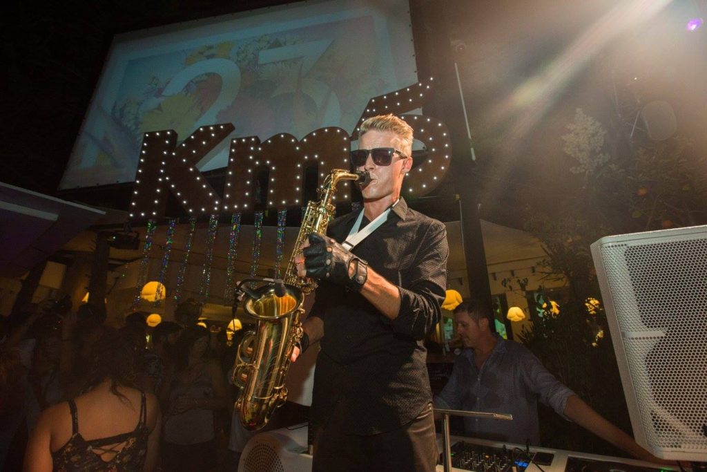 Saxofonista DeeSaxx hraje na pódiu na firemním večírku, saxofonista na firemní akce v Ostravě
