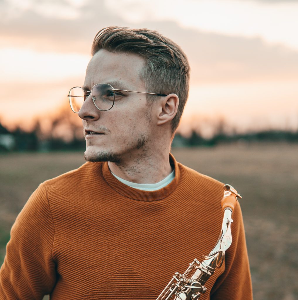 Saxofonista DeeSaxx se saxofonem při západu slunce, saxofonista na firemní akce v Praze