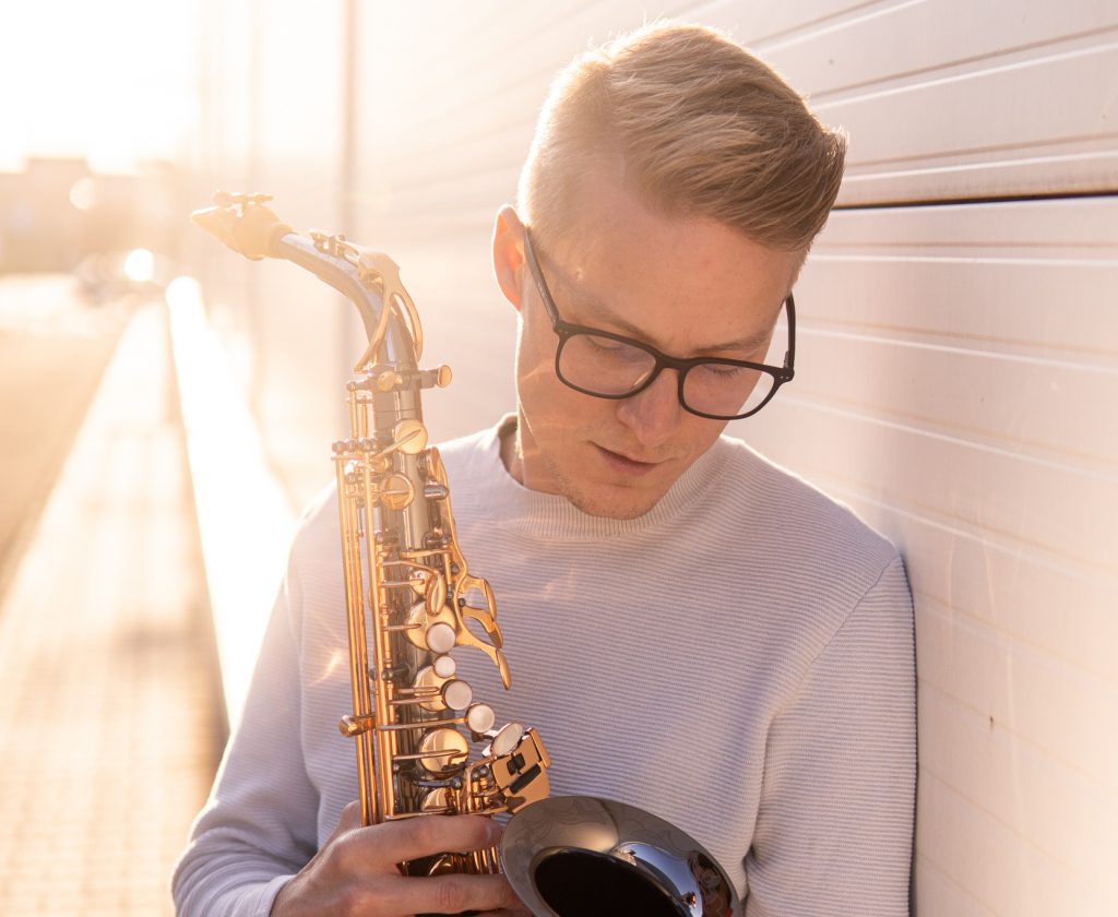 Saxofonista DeeSaxx se zlatým altovým saxofonem, promo fotografie BURYSAX