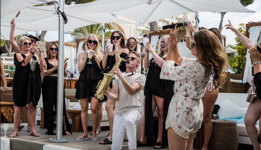 Saxofonista DeeSaxx roztancovává hosty na letním eventu v Nikki Beach Mallorca
