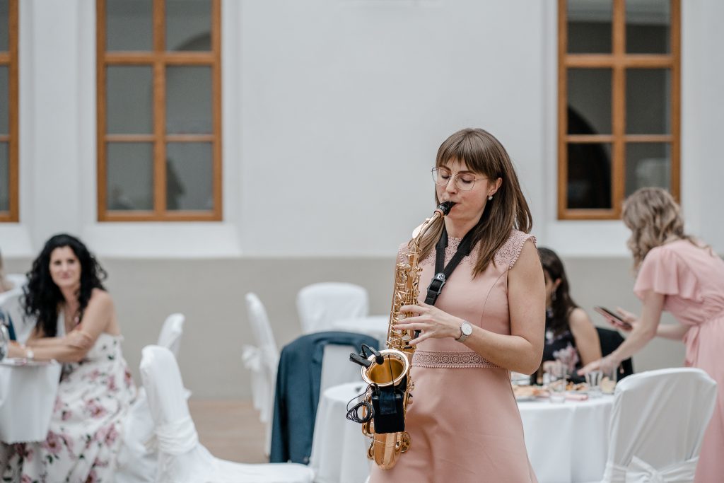 Saxophonist Nikisaxi playing among guests at a wedding reception – saxophonist for weddings in Ostrava