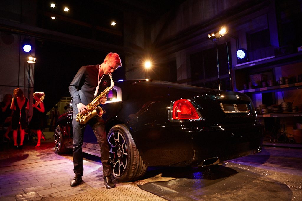 Saxofonista DeeSaxx hraje u vozu Rolls-Royce na firemním eventu v Karlových Varech