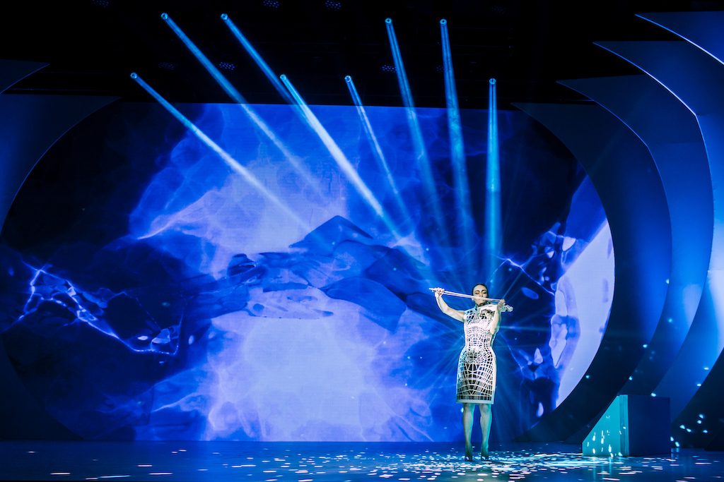 Zpěvačka Jana Venečková vystupuje na firemním večírku Microsoft ve světelné show