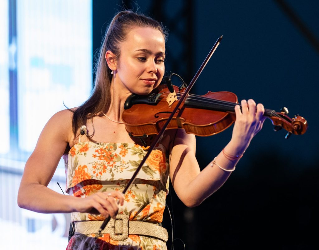Violinist Alžběta Králová playing at the AHK Sommerfest 2026 summer corporate event in Bratislava