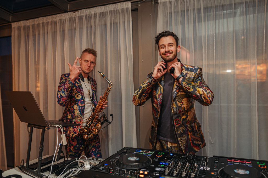 DJ Bury a saxofonista DeeSaxx za DJ pultem na firemním večírku v Ostravě