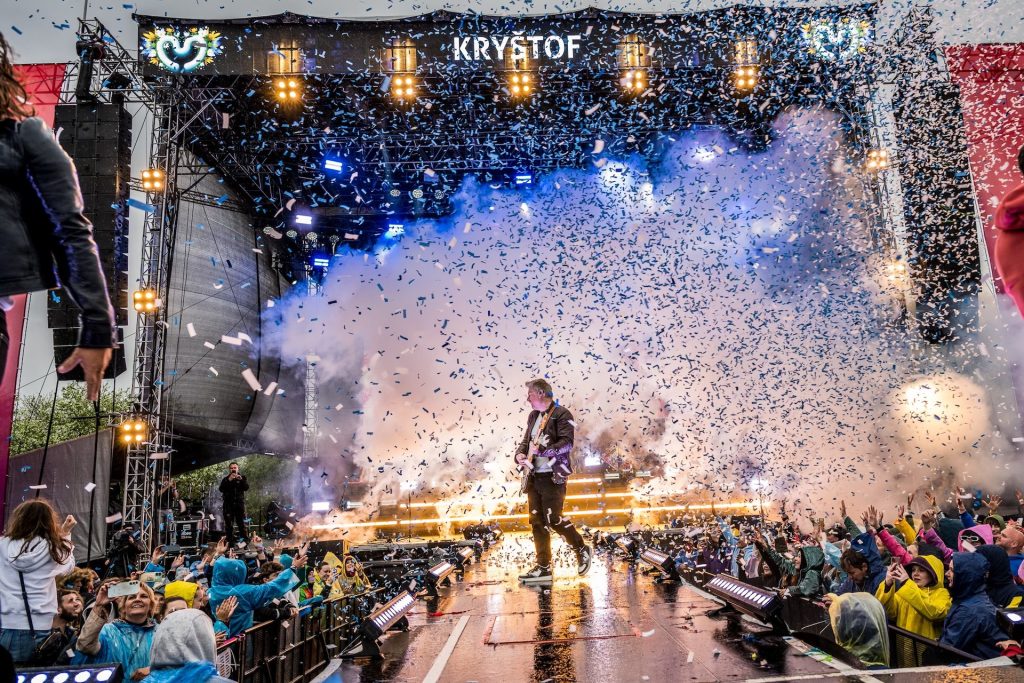 Kytarista Evžen Hofmann na open air koncertě skupiny Kryštof s konfetovou show