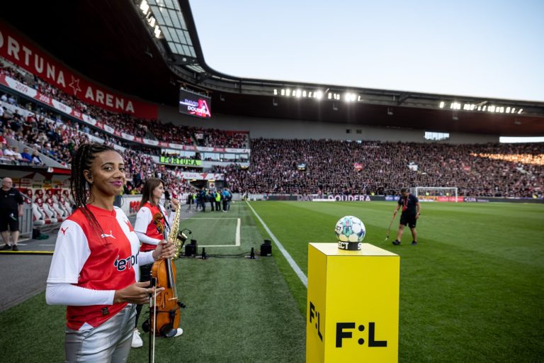Houslistka Iska.muse s houslemi u podstavce se zápasovým míčem před výkopem derby Slavia–Sparta v Eden Areně