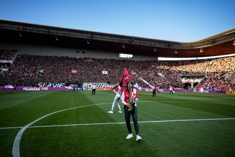 Saxofonistka Nikisaxi a houslistka Iska.muse hrají na hřišti Eden Areny před 19 370 fanoušky při derby Slavia–Sparta