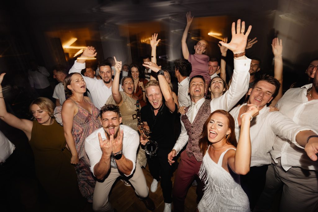 Saxofonista DeeSaxx s hosty na parketu svatební party