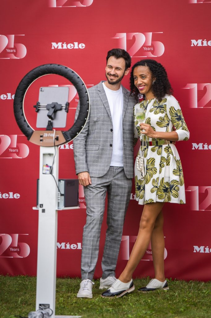 DJ Bury and violinist Iska.muse at the Miele 125 photo wall at Villa Stiassni