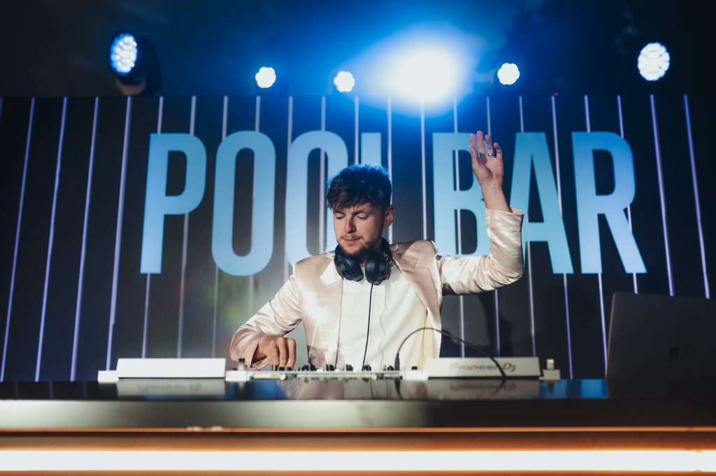 DJ Václav Brom hraje u Pool Baru na terase hotelu Thermal, KVIFF 2022