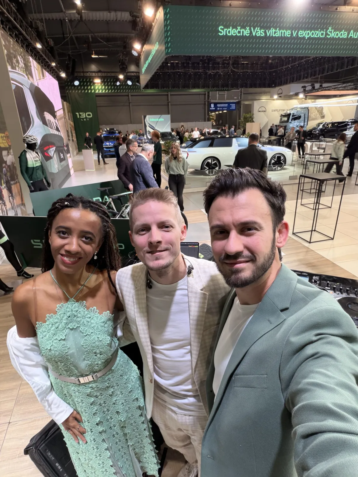 Violinist Iska.muse, DJ Bury and saxophonist DeeSaxx at the Škoda Auto stand at e-SALON 2025
