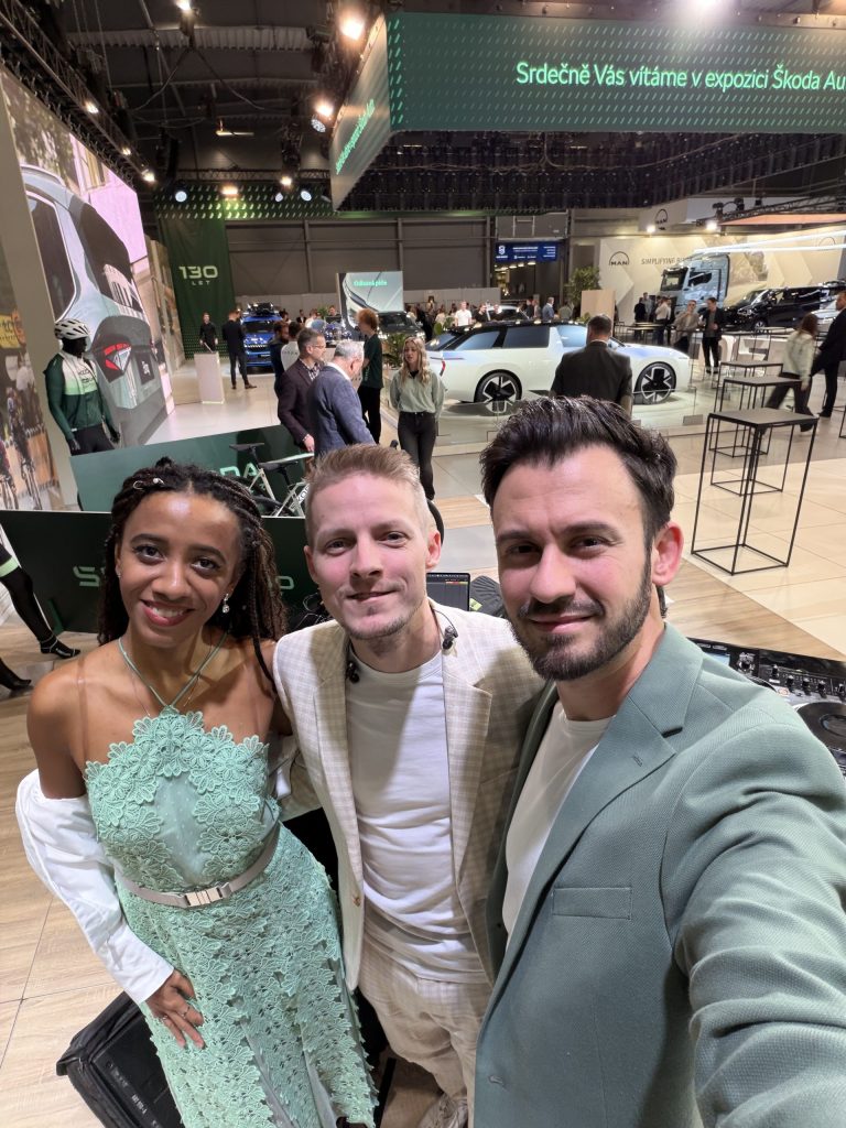 Houslistka Iska.muse, DJ Bury a saxofonista DeeSaxx na stánku Škoda Auto na výstavě e-SALON 2025