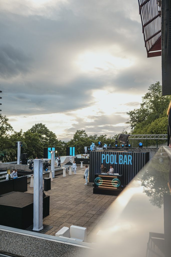 Terasy hotelu Thermal s Pool Barem před začátkem party Accolade, KVIFF 2022