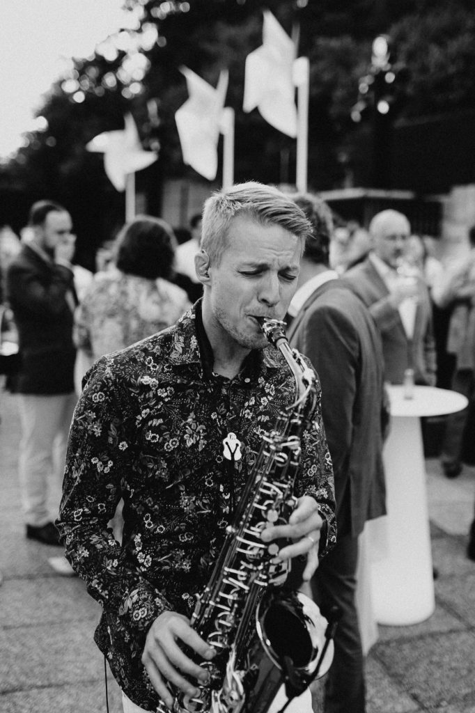 Saxofonista DeeSaxx hraje mezi hosty party Accolade v Karlových Varech