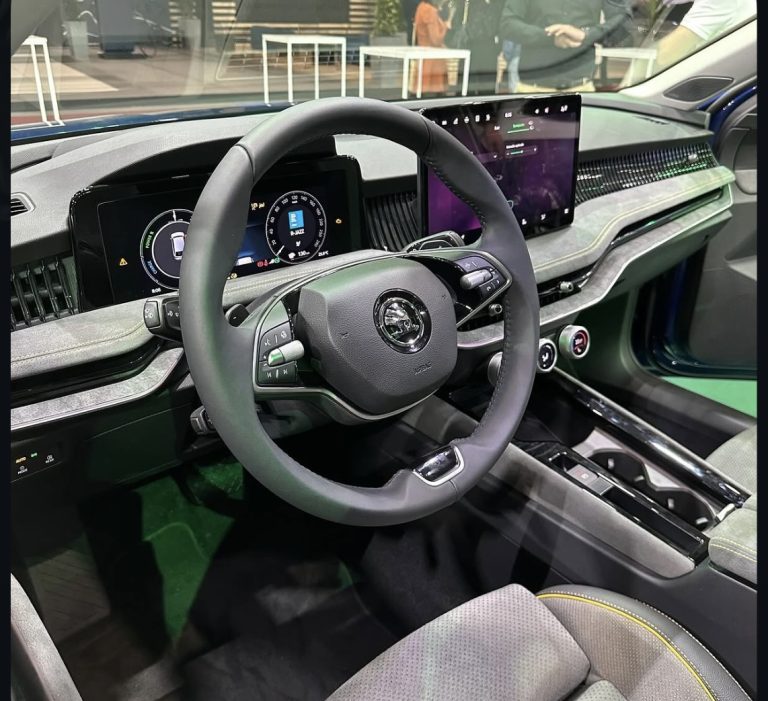 Interiér nové Škody Kodiaq s digitálním přístrojovým štítem a centrálním displejem na výstavě e-SALON 2025