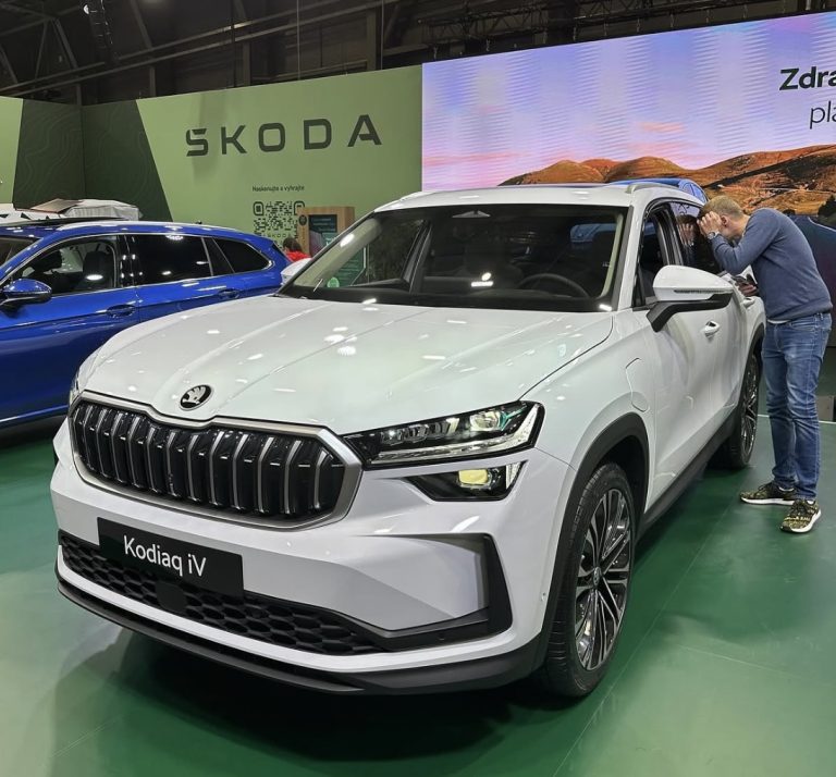 Nová Škoda Kodiaq iV v bílé barvě na stánku Škoda Auto na výstavě e-SALON 2025 v Praze