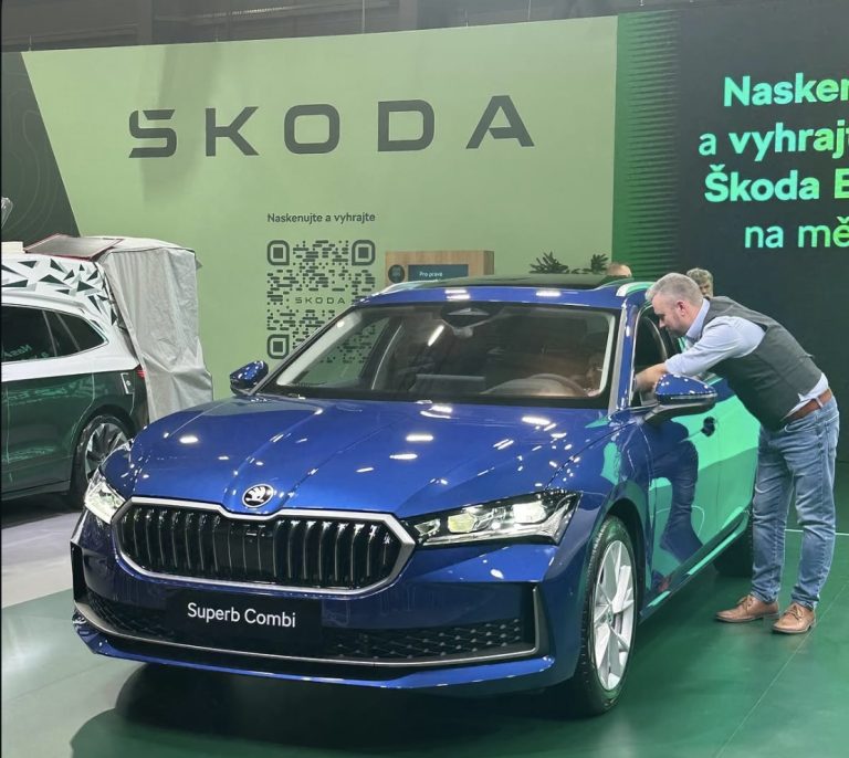 Modrý Superb Combi nové generace na výstavě e-SALON 2025