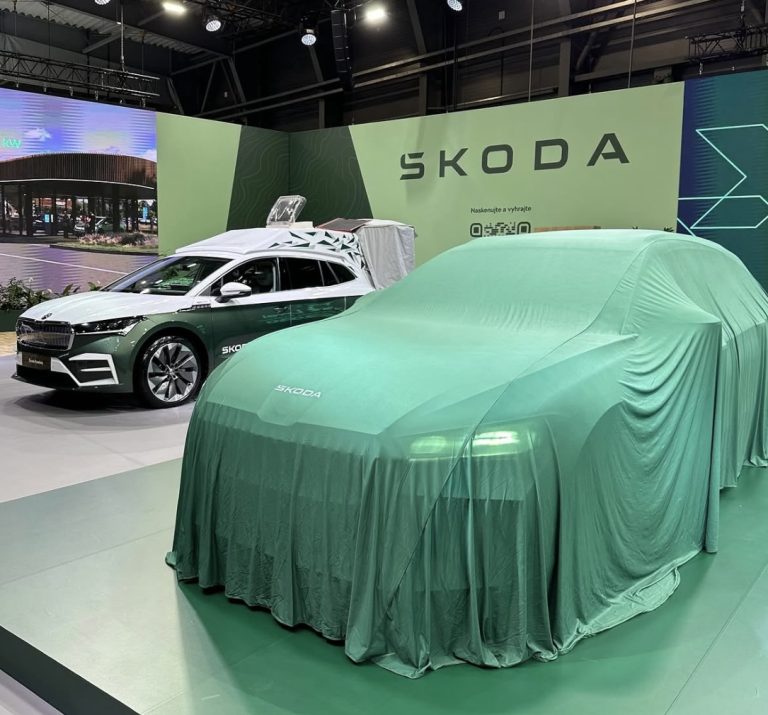 Nový vůz Škoda zahalený plachtou před odhalením na stánku Škoda Auto, výstava e-SALON 2025